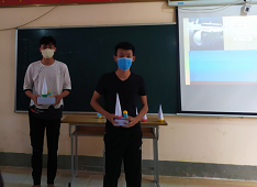 Nhóm bộ môn Vật lí trao thưởng cho nhóm HS có sản phẩm tốt nhất