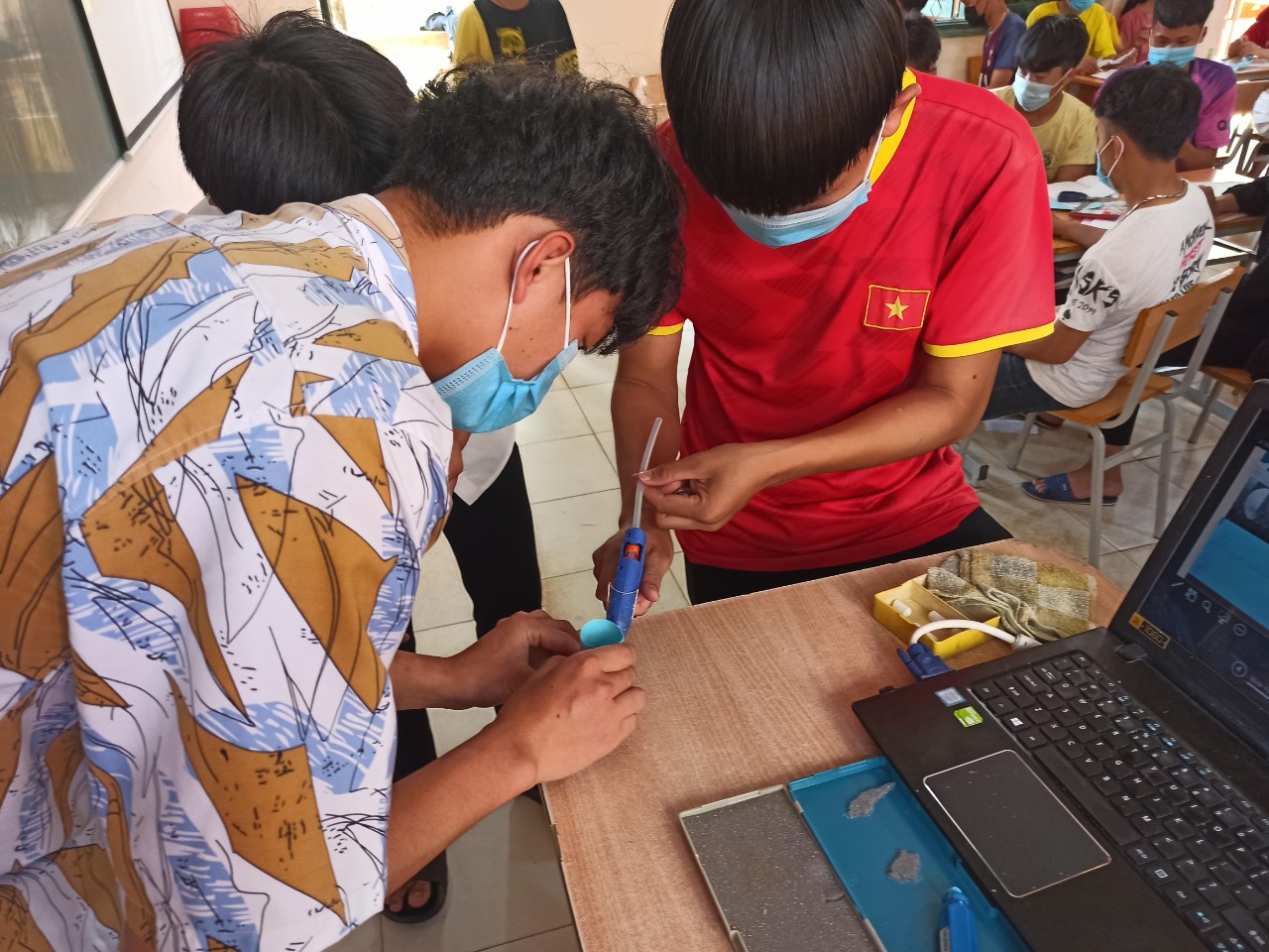 Hình ảnh nhóm học sinh làm sản phẩm