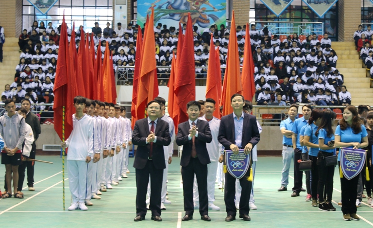 Ban tổ chức trao Cờ lưu niệm cho các đoàn vận động viên tham gia